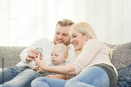 Familie mit Smartphone