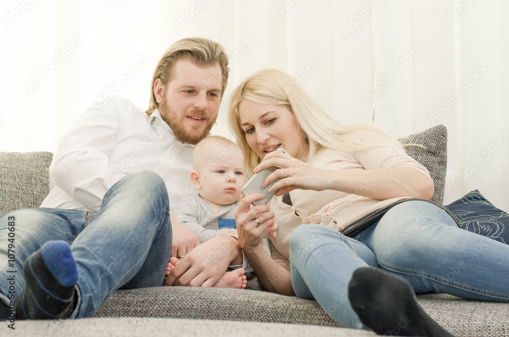 Familie mit Smartphone Familie mit Smartphone