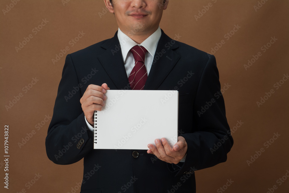 説明をする男性 説明をする男性