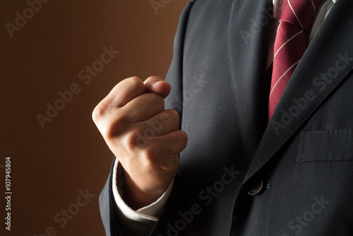 Photos 拳を握る男性