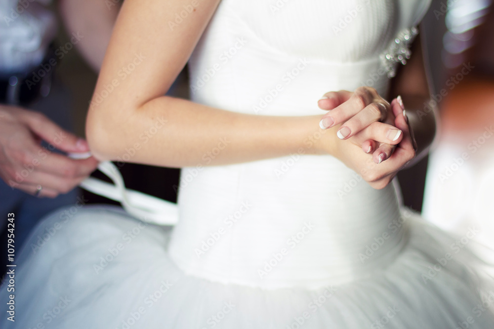 Obraz premium bride dresses a wedding dress in the morning