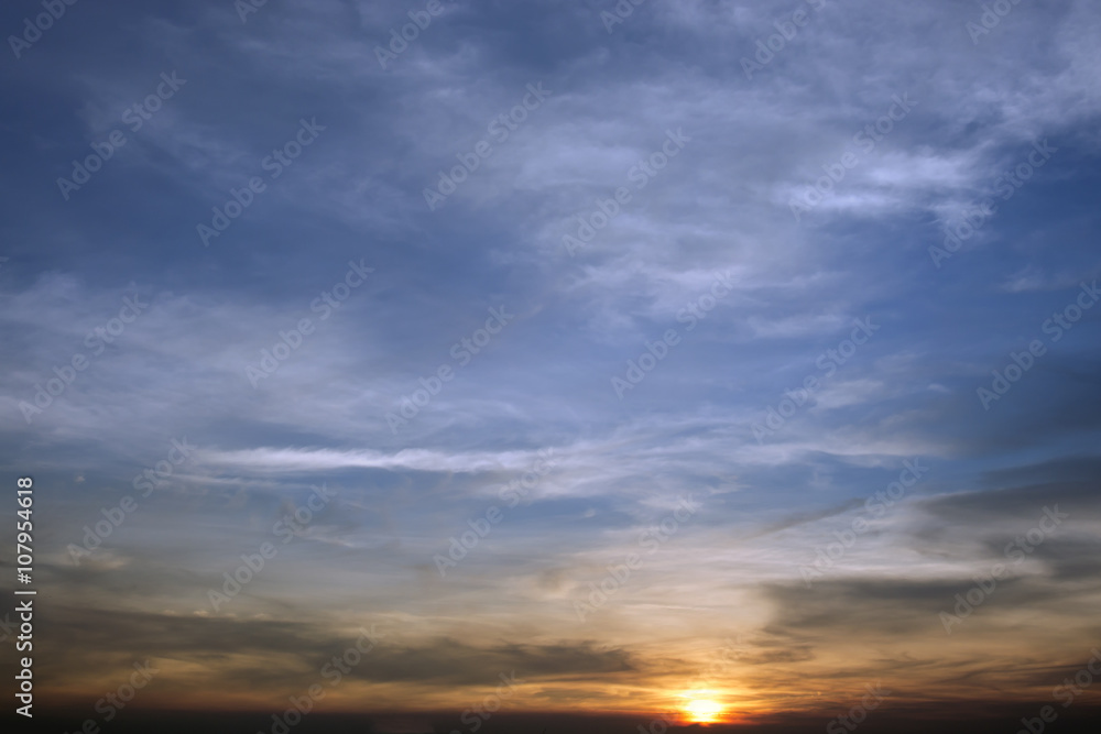 Obraz premium Evening sunset with cloudy skies