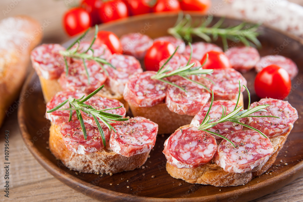 Frisches Brot mit Salami belegt Frisches Brot mit Salami belegt