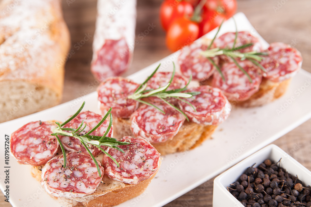 Baguette mit Salami Baguette mit Salami