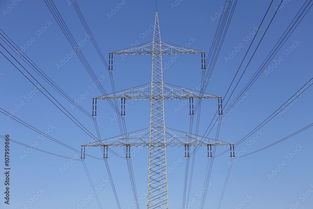 Strommast mit strahlend blauem Himmel Strommast mit strahlend blauem Himmel