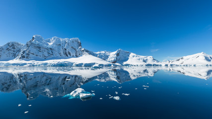 Poster Antarctica Sneeuw en ijs van Antarctische eilanden  © kalafoto