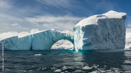 Snow and ices of the Antarctic islands © kalafoto