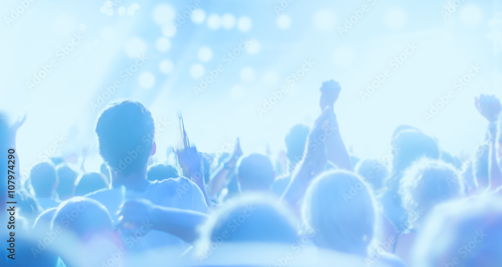 Naklejka premium Ein Konzert, Menschen feiern, haben Spaß an der tollen Musik, sie klatschen Beifall und sie tanzen fröhlich