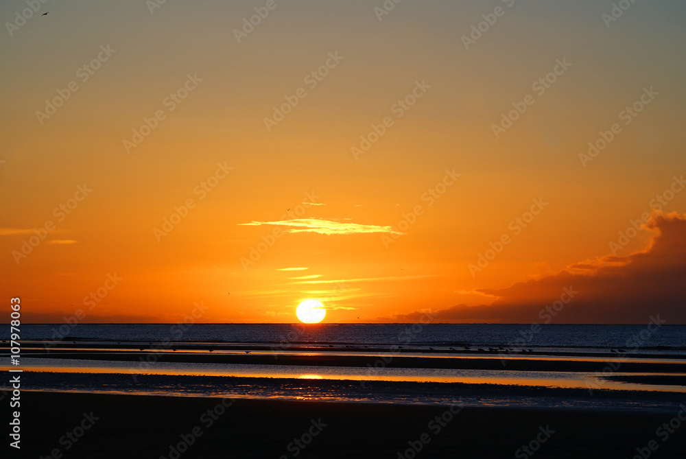 Sonnenuntergang am Meer bei Ebbe