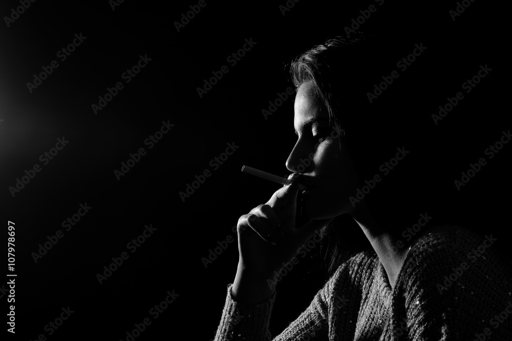 Obraz premium femme avec cigarette