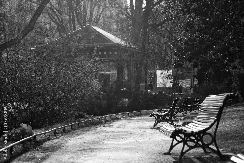 Bancs du parc Montsouris (Paris) - noir et blanc