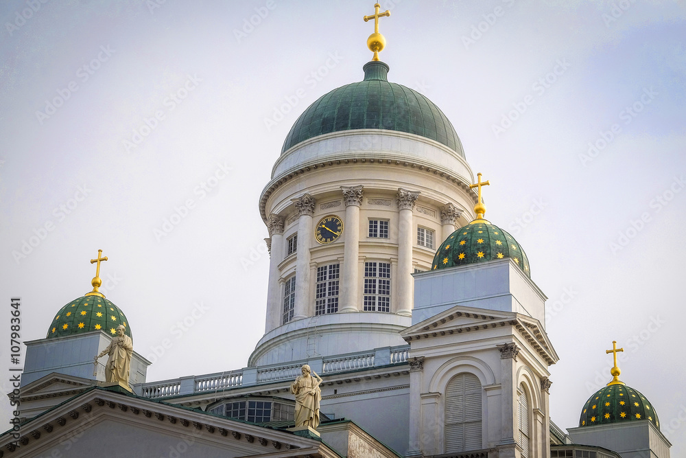 Obraz premium HELSINKI, FINLAND - april, 4, 2016: St. Nicholas Church and a monument of Alexander II on the Senatorial area in Helsinki, Finland.