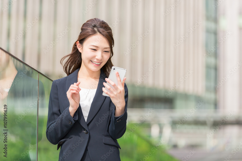 スマートフォンを見る女性　ビジネス
