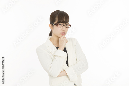 ビジネスウーマン 眼鏡 悩む 問題 疑問 手をあごに 立ちポーズ 白バック Stock Photo Adobe Stock ビジネスウーマン 眼鏡 悩む 問題 疑問 手をあごに 立ちポーズ 白バック Stock Photo Adobe Stock