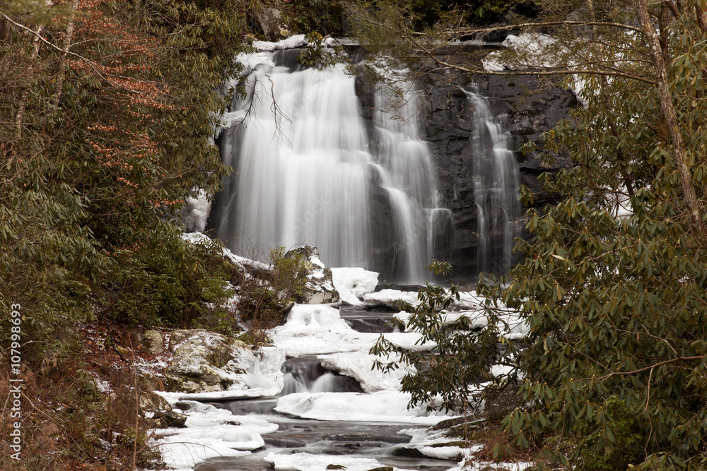 Fototapeta premium Meigs Falls on Little River in Great Smoky Mountains National Park in the in the winter near Gatlinburg, Tennessee