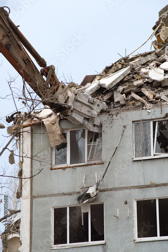 Quadro su tela Demolition of a residential house using building hydraulic shears
