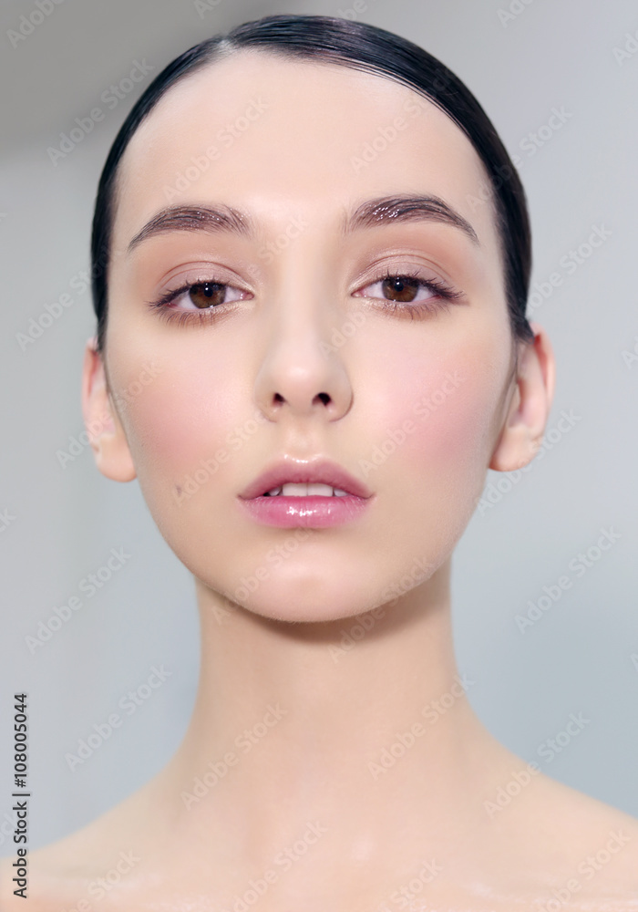 Portrait en face, natural makeup. Portrait en face, natural makeup.