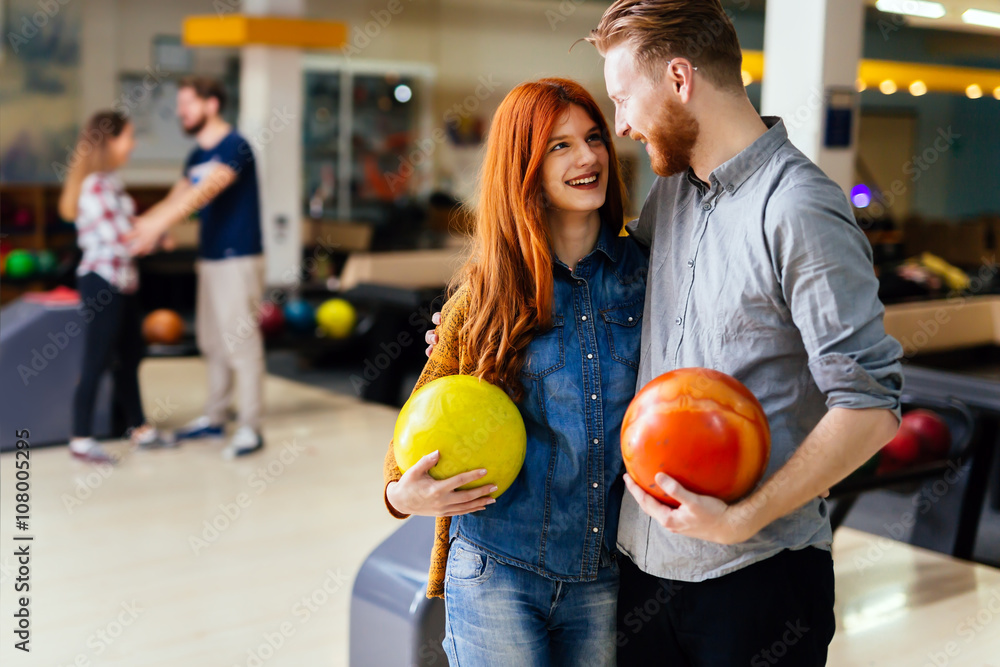 Obraz premium Beautiful couple dating and bowling