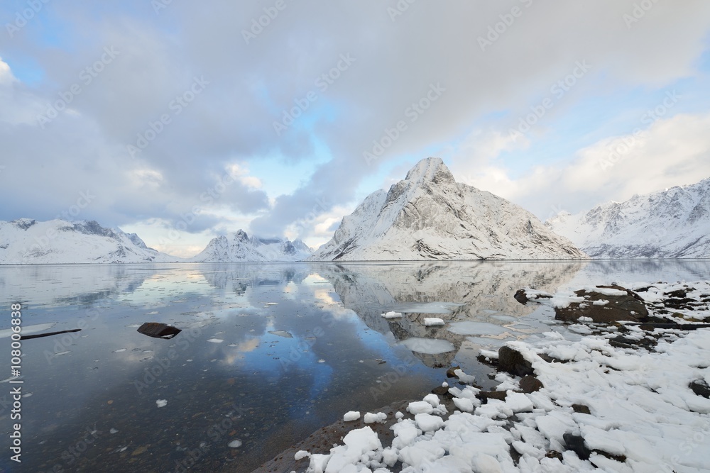 Obraz premium Kjerkfjorden Fjord and Olstinden Mountain