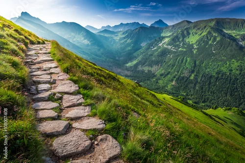 Obraz Ścieżka w Tatras górach przy wschodem słońca, Polska