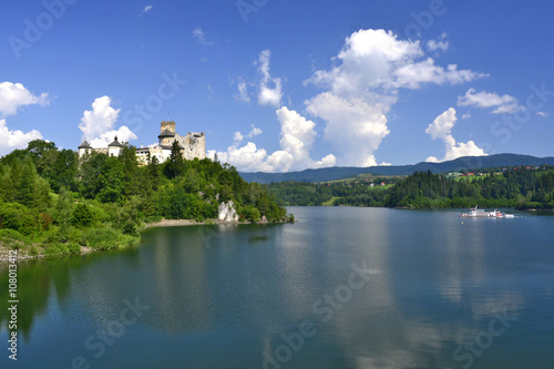 Zamek w Niedzicy nad jeziorem Czorsztyńskim