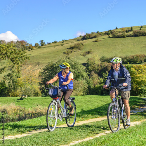 Gutgelaunte Senioren bei einer Radtour