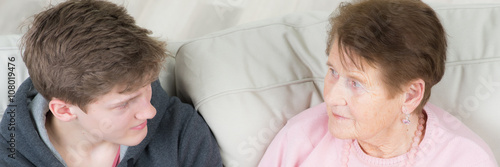 Fotografía oma und enkel unterhalten sich