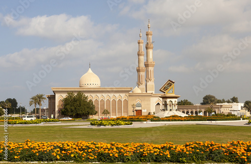 Мечеть имама Ахмада ибн Ханбаля (Al Emam Ahmad Bin Hanbal ) и Монумент, посвященный Священному Корану. Центральная площадь. Шарджа. ОАЭ