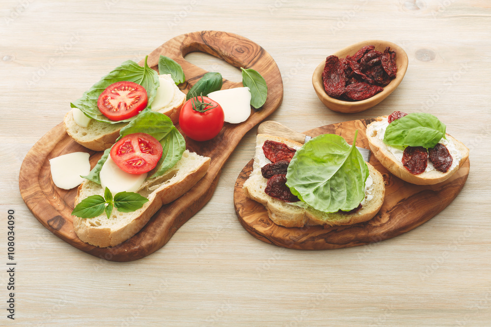Sandwiches with mascarpone, dried tomatoes, basil