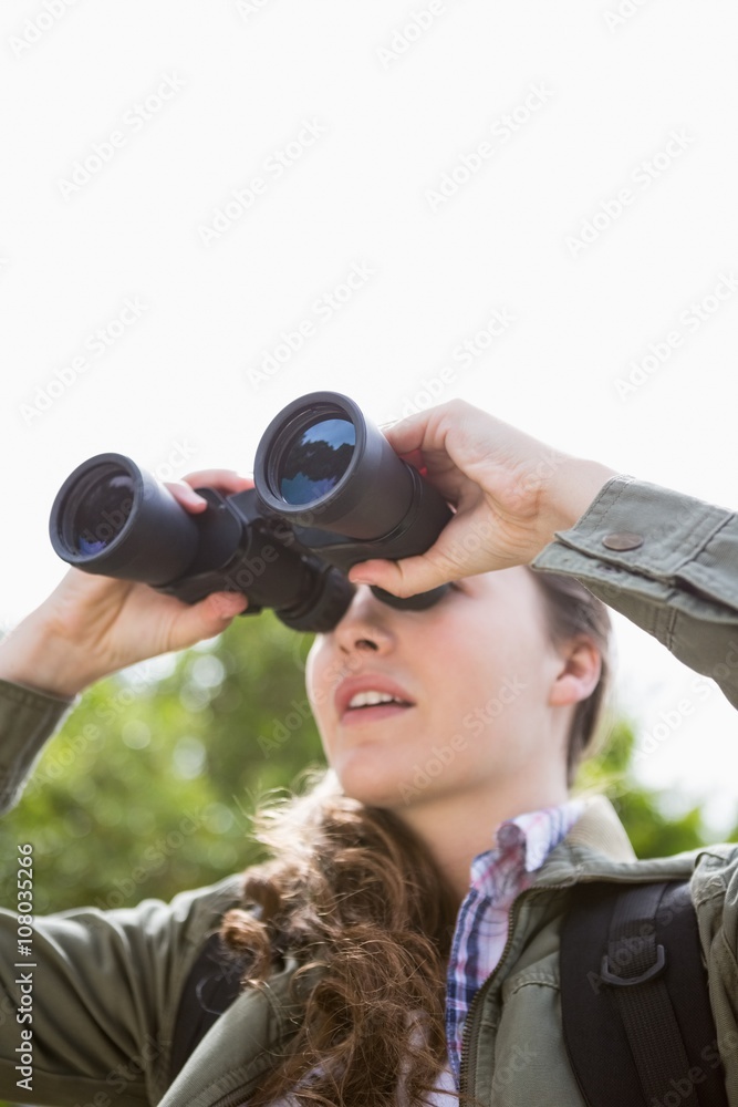 Obraz premium Woman using binoculars