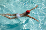 femme qui nage la brasse dans une piscine