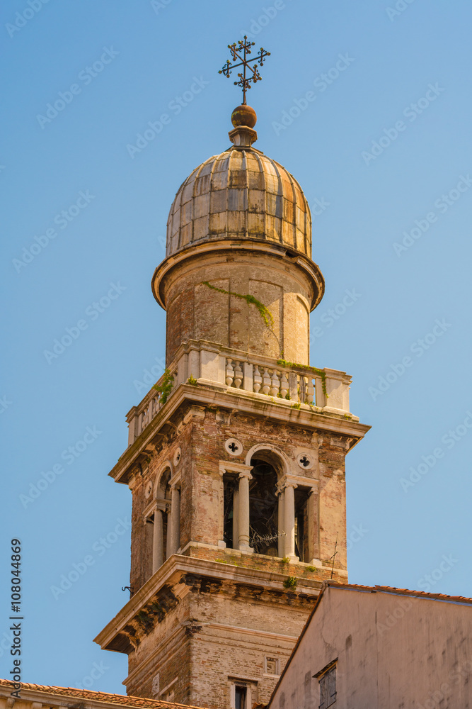 Turm und Häuser in Venedig, Italien