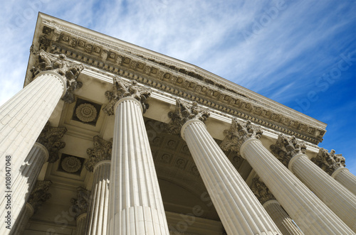 palais de justice en contre plongée