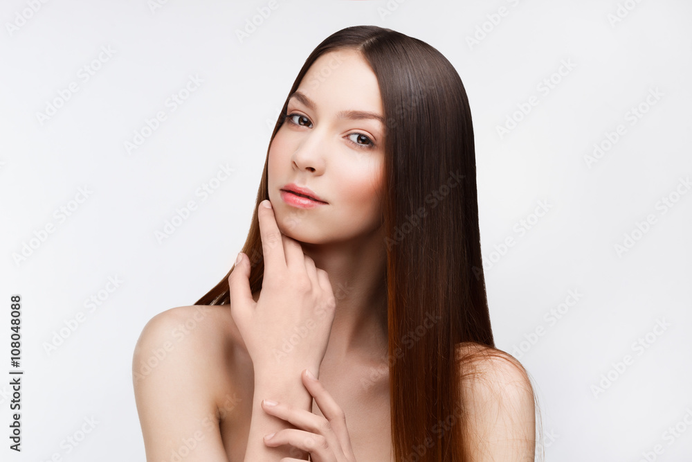 Naklejka premium Young beautiful brunette woman with natural makeup on grey backg