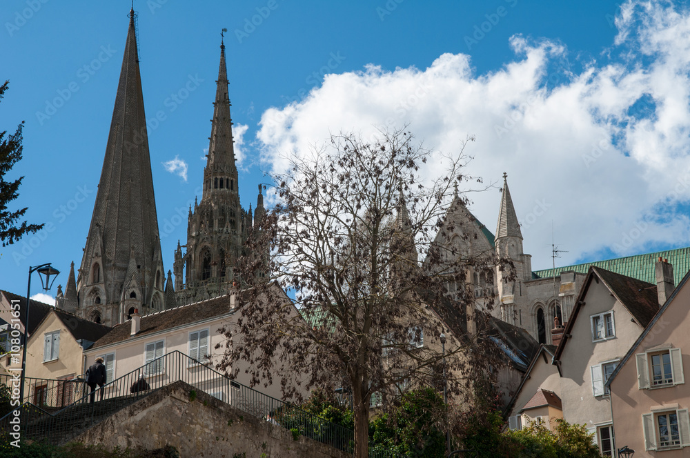 Vieille ville de Chartres avec vue sur la Cathédrale avec un ciel bleu