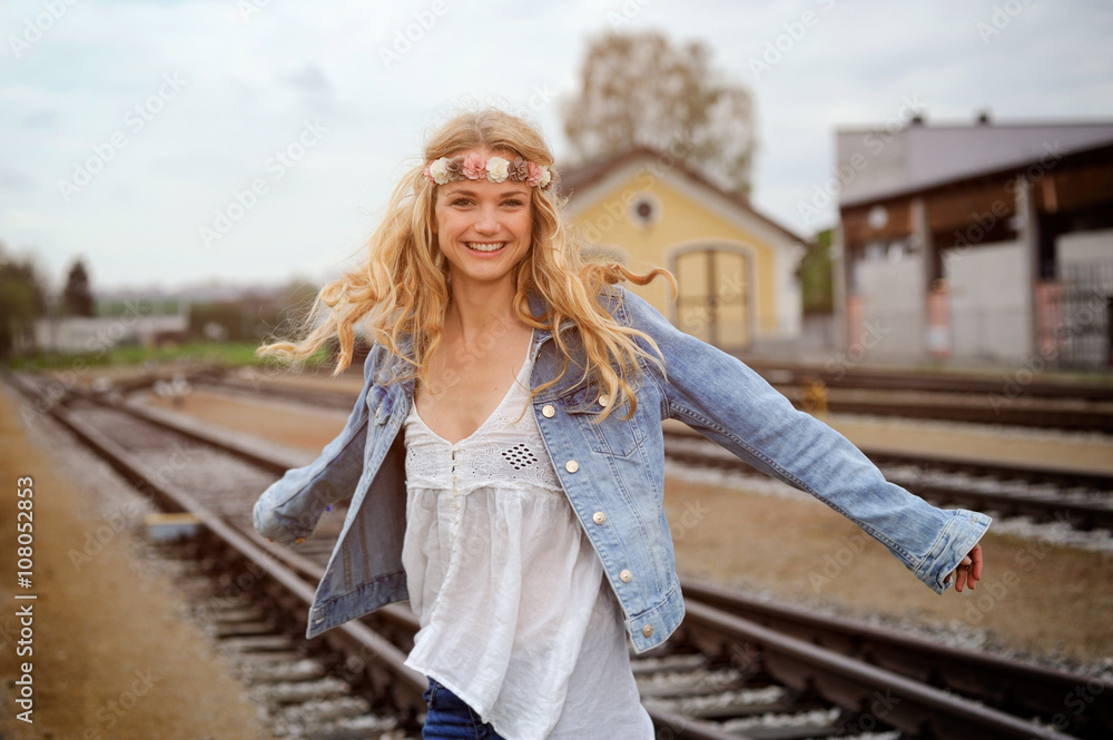 Junge Frau in Hippie-Kleidung posiert an einem Bahnhof Junge Frau in Hippie-Kleidung posiert an einem Bahnhof