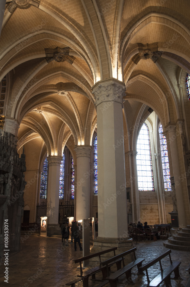 L'interieur cathedrale de Chartres