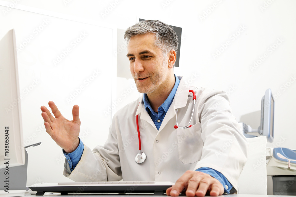Lekarz w gabinecie rozmawia z pacjentem  - obrazy, fototapety, plakaty 