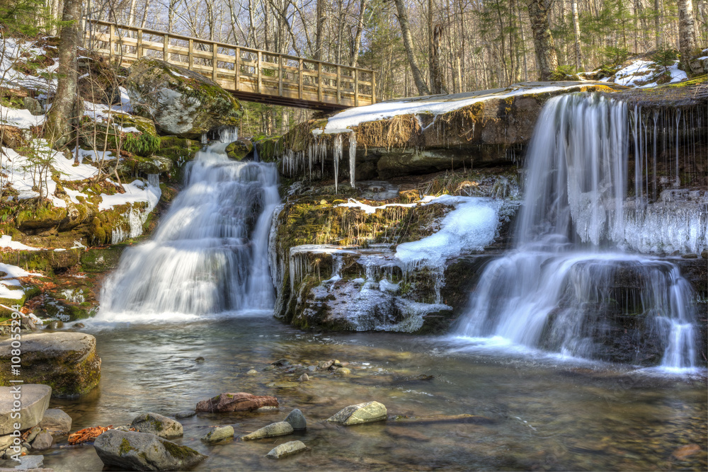 Obraz premium West Kill Falls and Spruceton Trail Bridge