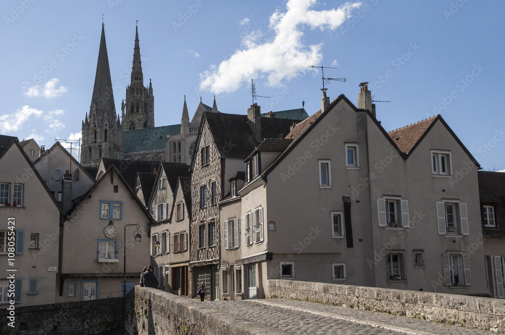 Naklejka premium Vieille ville de Chartres avec vue sur la Cathédrale avec un ciel bleu
