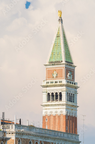 Markusturm auf dem Markusplatz in Venedig, Italien © kentauros