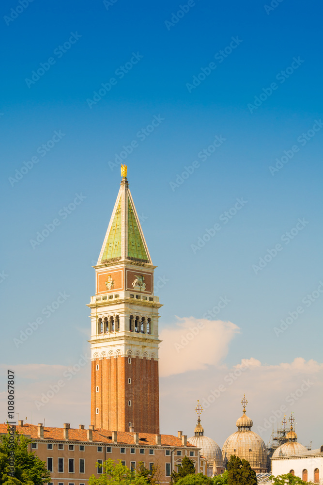 Markusturm auf dem Markusplatz in Venedig, Italien