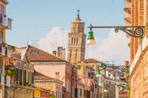 Schiefer Turm der Kirche Chiesa di Santo Stefano und Kanal in Venedig  Italien