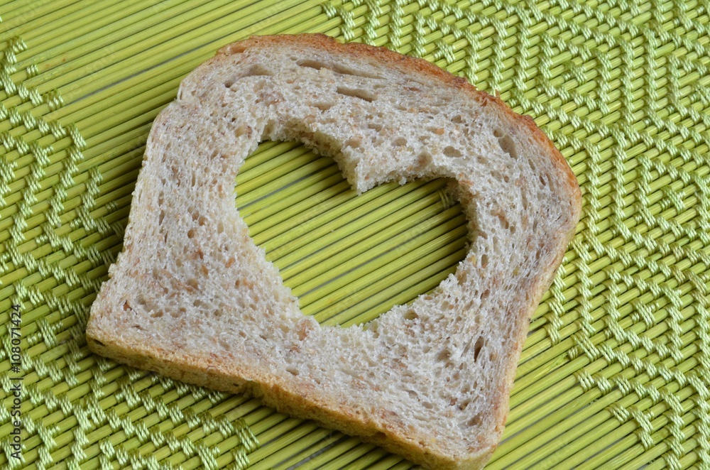kromka chleba z sercem - obrazy, fototapety, plakaty 