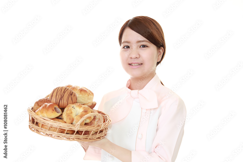 パンを持つ笑顔のウェイトレス