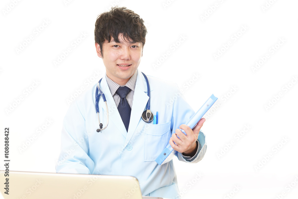 診療中の笑顔の医師