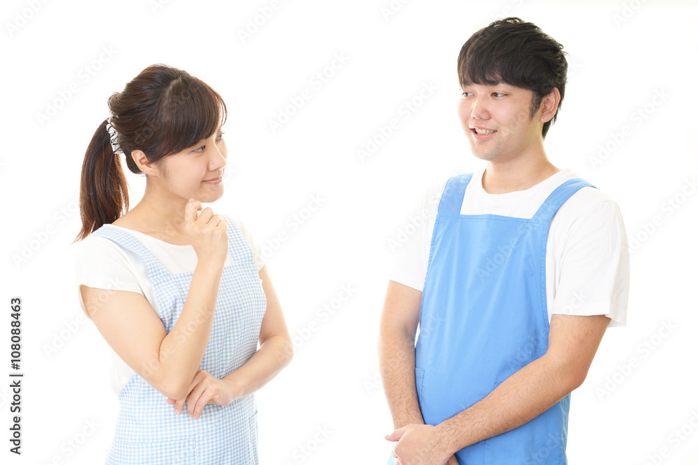 エプロンを着た男性と女性 エプロンを着た男性と女性