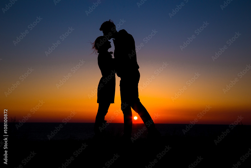 silhouette couple in love