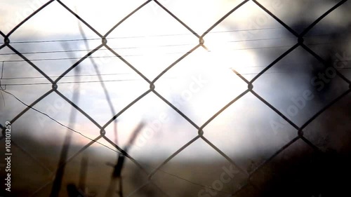 Smoke and the war of the fence. The danger behind the fence