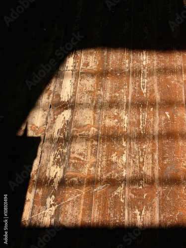 Alte abgewetzte Schiffsdielen in braun und beige mit Licht und Schatten im Sonnenschein in der Kammer einer alten Fabrik im Stadtteil Schildesche in Bielefeld im Teutoburger Wald in Ostwestfalen-Lippe